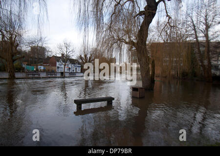 Guildford Surrey, UK. 8. Januar 2014. Das Landesumweltamt hat Flut für den Fluss Wey in Surrey Verwarnung als Wasserstände weiter steigen. Temporäre Flut Barrieren installiert wurden, Guildford Stadtzentrum zum Schutz vor Überschwemmungen Credit: Amer Ghazzal/Alamy Live-Nachrichten Stockfoto