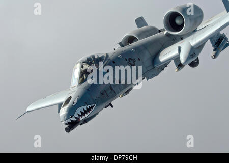 Eine Luftwaffe a-10 Thunderbolt II aus der 74. Expeditionary Jagdstaffel überfliegt bekämpfen Sortie 7. Januar 2014 nordöstlichen Afghanistan. Das Pentagon hat nahe Luft-Unterstützung-Flugzeuge für den Ruhestand im kommenden Haushalt gezielt. Stockfoto