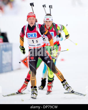 Ruhpolding, Deutschland. 8. Januar 2014. Deutschlands Laura Dahlmeier konkurriert in der Frauen 4 x 6 km Staffelwettkampf während der Biathlon-Weltcup in der Chiemgau Arena in Ruhpolding, Deutschland, 8. Januar 2014. Foto: SVEN HOPPE/Dpa/Alamy Live News Stockfoto