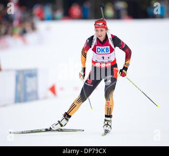 Ruhpolding, Deutschland. 8. Januar 2014. Deutschlands Franziska Preuß konkurriert in der Frauen 4 x 6 km Staffelwettkampf während der Biathlon-Weltcup in der Chiemgau Arena in Ruhpolding, Deutschland, 8. Januar 2014. Foto: SVEN HOPPE/Dpa/Alamy Live News Stockfoto