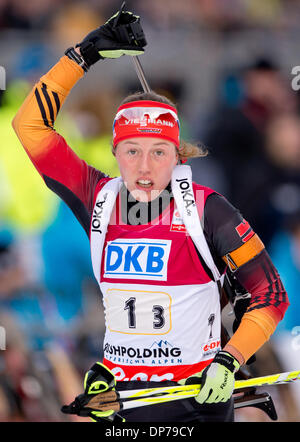 Ruhpolding, Deutschland. 8. Januar 2014. Deutschlands Laura Dahlmeier konkurriert in der Frauen 4 x 6 km Staffelwettkampf während der Biathlon-Weltcup in der Chiemgau Arena in Ruhpolding, Deutschland, 8. Januar 2014. Foto: SVEN HOPPE/Dpa/Alamy Live News Stockfoto