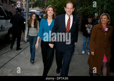 7. November 2006; New York, NY, USA; NY demokratischer gubernatorial Anwärter ELIOT SPITZER kommt in einem Wahllokal, mit seiner Frau SILDA WALL SPITZER und Töchtern in Manhattan zu stimmen. Stockfoto