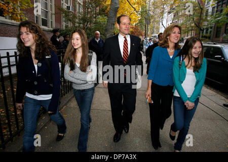 7. November 2006 - New York, NY, USA - nach der Abstimmung, demokratischer gubernatorial Anwärter ELIOT SPITZER verlässt dem Polling-Center mit seiner Frau SILDA WALL SPITZER und ihre drei Töchter: ELYSSA, 16; JENNA, 12; und SARABETH, 14, in Midtown. Stockfoto