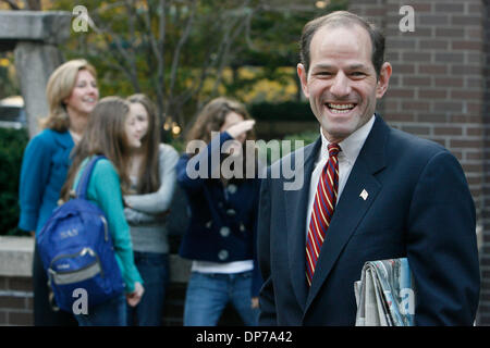 7. November 2006; New York, NY, USA; Nach der Abstimmung, demokratischer gubernatorial Anwärter ELIOT SPITZER wartet auf den Schulbus zu holen, seine drei Töchter in Midtown Manhattan, New York City.  Hinter Spitzer sind seine Frau SILDA WALL SPITZER und ihre drei Töchter: SARABETH, 14; JENNA, 12; und ELYSSA, 16. Stockfoto