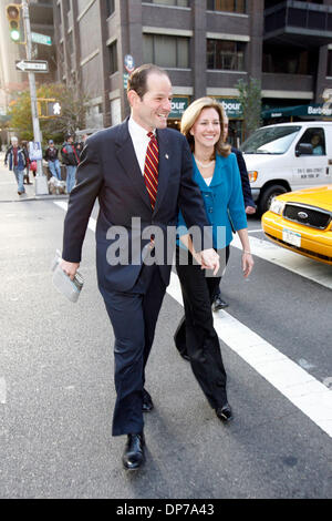 7. November 2006; New York, NY, USA; Nach der Abstimmung, demokratischer gubernatorial Anwärter ELIOT SPITZER geht mit seiner Frau SILDA WALL SPITZER in Midtown Manhattan, New York City. Stockfoto