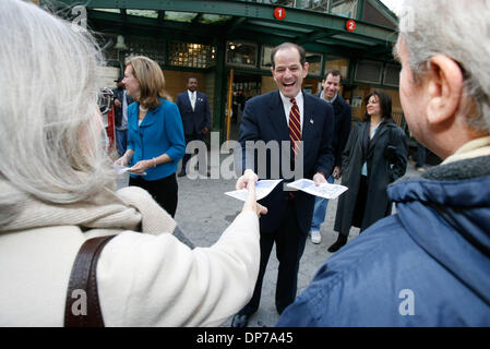 7. November 2006; New York, NY, USA; Nach der Abstimmung bei den allgemeinen Wahlen, NY demokratischer gubernatorial Anwärter ELIOT SPITZER Kampagnen, begleitet von seiner Frau SILDA WALL SPITZER, auf der Westseite in Manhattan. Stockfoto