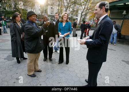 7. November 2006; New York, NY, USA; Nach der Abstimmung bei den allgemeinen Wahlen, hat NY demokratischer gubernatorial Anwärter ELIOT SPITZER sein Bild genommen von einem Fan bei der Werbetätigkeit auf der West Side in Manhattan. Seine Frau SILDA WALL SPITZER und die Mitglieder seiner Mitarbeiter-Uhr. Stockfoto