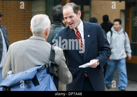 7. November 2006; New York, NY, USA; Nach der Abstimmung bei den allgemeinen Wahlen, NY demokratischer gubernatorial Anwärter ELIOT SPITZER Kampagnen auf der West Side in Manhattan. Obligatorische Credit: Foto von Angel Chevrestt/ZUMA Press. (©) Copyright 2006 von Angel Chevrestt Stockfoto