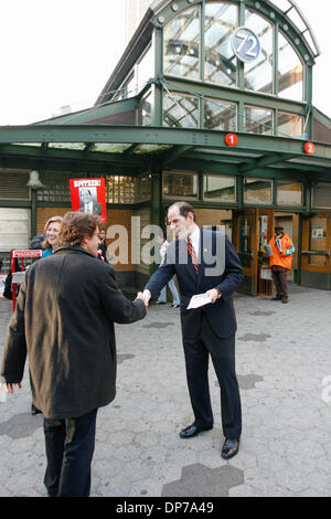 7. November 2006; New York, NY, USA; Nach der Abstimmung bei den allgemeinen Wahlen, NY demokratischer gubernatorial Anwärter ELIOT SPITZER Kampagnen, begleitet von seiner Frau SILDA WALL SPITZER, auf der Westseite in Manhattan. Stockfoto