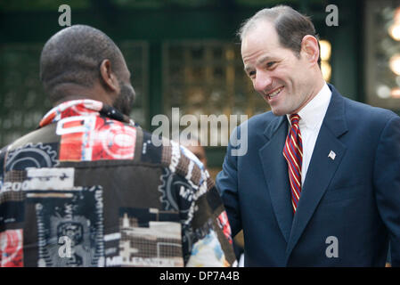 7. November 2006; New York, NY, USA; Nach der Abstimmung bei den allgemeinen Wahlen, NY demokratischer gubernatorial Anwärter ELIOT SPITZER Kampagnen auf der West Side in Manhattan. Obligatorische Credit: Foto von Angel Chevrestt/ZUMA Press. (©) Copyright 2006 von Angel Chevrestt Stockfoto