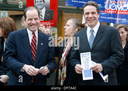 7. November 2006; New York, NY, USA; Nach dem Gießen ihre Stimmzettel, Kampagnen-NY demokratischer gubernatorial Anwärter ELIOT SPITZER und demokratische Kandidat NY Generalstaatsanwalt ANDREW CUOMO außerhalb der 72. und Broadway u-Bahnstation in Manhattan. Obligatorische Credit: Foto von Angel Chevrestt/ZUMA Press. (©) Copyright 2006 von Angel Chevrestt Stockfoto