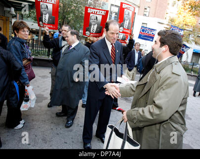 7. November 2006; New York, NY, USA; Nach der Abstimmung bei den allgemeinen Wahlen, NY demokratischer gubernatorial Anwärter ELIOT SPITZER Kampagnen auf der West Side in Manhattan. Obligatorische Credit: Foto von Angel Chevrestt/ZUMA Press. (©) Copyright 2006 von Angel Chevrestt Stockfoto