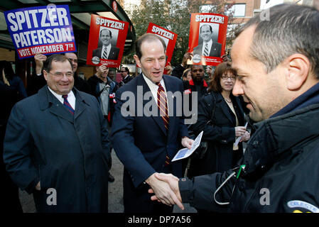 7. November 2006; New York, NY, USA; Nach der Abstimmung bei den allgemeinen Wahlen, NY demokratischer gubernatorial Anwärter ELIOT SPITZER Kampagnen auf der West Side in Manhattan. Obligatorische Credit: Foto von Angel Chevrestt/ZUMA Press. (©) Copyright 2006 von Angel Chevrestt Stockfoto