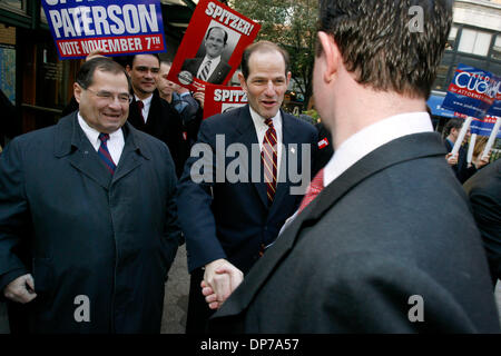 7. November 2006; New York, NY, USA; Nach der Abstimmung bei den allgemeinen Wahlen, NY demokratischer gubernatorial Anwärter ELIOT SPITZER Kampagnen auf der West Side in Manhattan. Obligatorische Credit: Foto von Angel Chevrestt/ZUMA Press. (©) Copyright 2006 von Angel Chevrestt Stockfoto