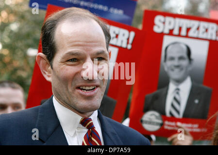 7. November 2006; New York, NY, USA; Nach der Abstimmung bei den allgemeinen Wahlen, NY demokratischer gubernatorial Anwärter ELIOT SPITZER Kampagnen auf der West Side in Manhattan. Obligatorische Credit: Foto von Angel Chevrestt/ZUMA Press. (©) Copyright 2006 von Angel Chevrestt Stockfoto