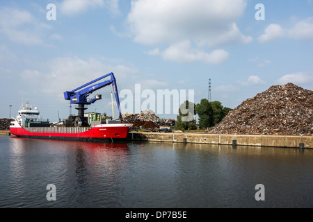 E-Kran, Recycling Schrott Kran verladen Metall auf Frachtschiff, Van Heyghen Recycling-Export-Terminal, Ghent Port, Flandern, Belgien Stockfoto