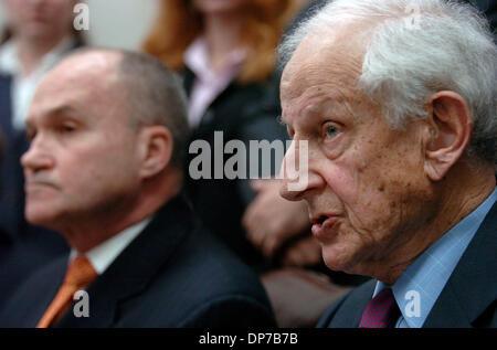 9. November 2006; MANHATTAN, NEW YORK, USA; Manhattan District Attorney Robert M. MORGENTHAU (R), zusammen mit New York Polizei Kommissar RAYMOND W. KELLY (L) und Thomas McCormack, Vorsitzender der Kommission in New York geschäftliche Integrität, verkünden die Anklage aus elf Mitgliedern und Mitarbeitern der Genovese und Lucchese organisierte Kriminalität Familien unter dem Vorwurf der läuft ein illegales Glücksspiel Stockfoto