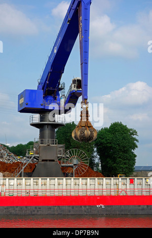 E-Kran, Recycling Schrott Kran verladen Metall auf Frachtschiff, Van Heyghen Recycling-Export-Terminal, Ghent Port, Flandern, Belgien Stockfoto