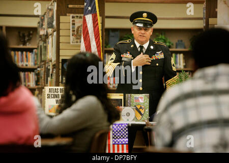 10. November 2006; Oceanside, CA, USA; Master Sgt. Rentner REUBEN ORTIZ sprach mit einer Gruppe von Studenten über seinen Kampf Erfahrungen, während ein Veteran Tagesprogramm an El Camino High School in Oceanside. Obligatorische Credit: Foto von Dan Trevan/San Diego Union-Tribune/ZUMA Press. (©) Copyright 2006 von San Diego Union-Tribune Stockfoto