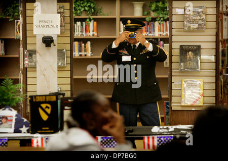 10. November 2006; Oceanside, CA, USA; Master Sgt. Rentner REUBEN ORTIZ sprach mit einer Gruppe von Studenten über seinen Kampf Erfahrungen, während ein Veteran Tagesprogramm an El Camino High School in Oceanside. Obligatorische Credit: Foto von Dan Trevan/San Diego Union-Tribune/ZUMA Press. (©) Copyright 2006 von San Diego Union-Tribune Stockfoto