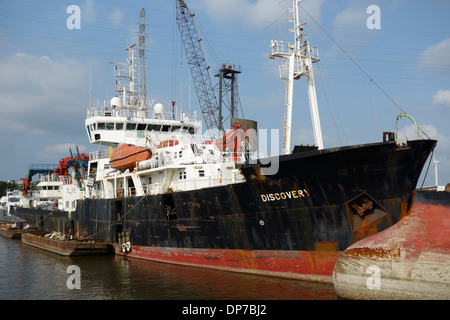 Alte Schiff abgebaut zum Recycling von Schrott bei Van Heyghen Recycling Export terminal, Hafen von Gent, Ost-Flandern, Belgien Stockfoto