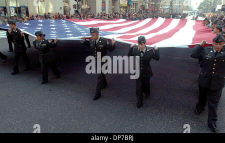 11. November 2006; MANHATTAN, NEW YORK, USA; Mitglieder des Fort Hamilton High School JROTC marschieren in den jährlichen New York City Veterans' Day Parade entlang der Fifth Avenue.  Obligatorische Credit: Foto von Bryan Smith/ZUMA Press. (©) Copyright 2006 von Bryan Smith Stockfoto