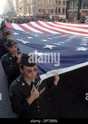 11. November 2006; MANHATTAN, NEW YORK, USA; Mitglieder des Fort Hamilton High School JROTC marschieren in den jährlichen New York City Veterans' Day Parade entlang der Fifth Avenue.  Obligatorische Credit: Foto von Bryan Smith/ZUMA Press. (©) Copyright 2006 von Bryan Smith Stockfoto