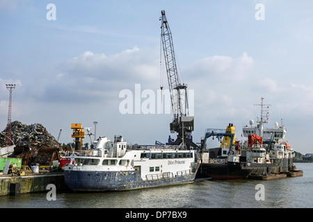 Alte Schiff abgebaut zum Recycling von Schrott bei Van Heyghen Recycling Export terminal, Hafen von Gent, Ost-Flandern, Belgien Stockfoto