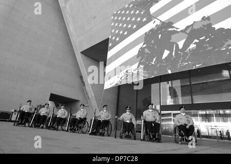 11. November 2006; Dallas, TX, USA; Nur erfahrene Parapalegic Ehrengarde in den Vereinigten Staaten bei den Veterans Day Feierlichkeiten in Dallas. Obligatorische Credit: Foto von David Teagle/ZUMA Press. (©) Copyright 2006 von David Teagle Stockfoto