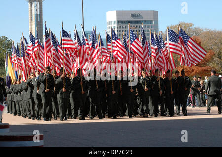 11. November 2006; Dallas, TX, USA; High-School-Jugend in Dallas vorbeigehen Generäle und anderen amerikanischen Kriegshelden, die die Flagge der Vereinigten Staaten von Amerika am Veterans Day. Obligatorische Credit: Foto von David Teagle/ZUMA Press. (©) Copyright 2006 von David Teagle Stockfoto