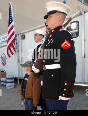 11. November 2006; Dallas, TX, USA; Ein Junge bei den Veterans Day Feierlichkeiten in Dallas, Texas ist begeistert, in Begleitung von Soldaten zu sein. Obligatorische Credit: Foto von David Teagle/ZUMA Press. (©) Copyright 2006 von David Teagle Stockfoto