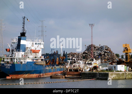 Alte Schiff abgebaut zum Recycling von Schrott bei Van Heyghen Recycling Export terminal, Hafen von Gent, Ost-Flandern, Belgien Stockfoto