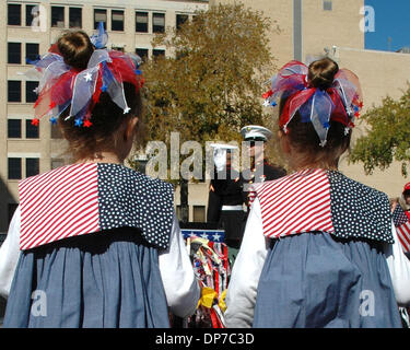 11. November 2006; Dallas, TX, USA; Junge Amerikanerinnen Welle amerikanischen Flaggen als US-Soldaten gehen, indem sie an der Parade in Dallas, Texas. Obligatorische Credit: Foto von David Teagle/ZUMA Press. (©) Copyright 2006 von David Teagle Stockfoto