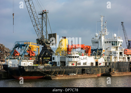 Alte Schiff abgebaut zum Recycling von Schrott bei Van Heyghen Recycling Export terminal, Hafen von Gent, Ost-Flandern, Belgien Stockfoto