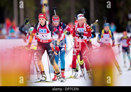 Ruhpolding, Deutschland. 8. Januar 2014. Deutschlands Franziska Preuß (L) konkurriert in der Frauen 4 x 6 km Staffelwettkampf während der Biathlon-Weltcup in der Chiemgau Arena in Ruhpolding, Deutschland, 8. Januar 2014. Foto: SVEN HOPPE/Dpa/Alamy Live News Stockfoto