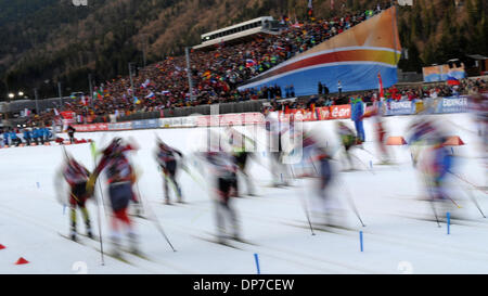 Ruhpolding, Deutschland. 8. Januar 2014. Biathleten starten für die Frauen 4 x 6 km Staffelwettkampf der Biathlon-Weltcup in der Chiemgau Arena in Ruhpolding, Deutschland, 8. Januar 2014. Russland gewann den Wettbewerb, gefolgt von Deutschland und Norwegen. Foto: TOBIAS HASE/Dpa/Alamy Live News Stockfoto