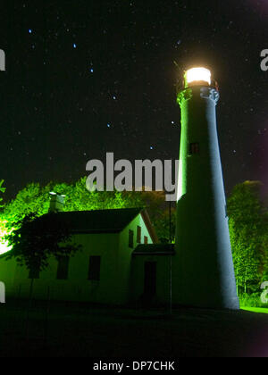 12. Februar 2006; Stör-Punkt, MI, USA; Die Big Dipper-Sets hinter dem Stör Point Leuchtturm, nur nördlich von Harrisville am Lake Huron befindet sich im nordöstlichen Michigan. Der Leuchtturm gelegen Alcona County wurde zuerst im Jahre 1869 beleuchtet. Obligatorische Credit: Foto von Mark Bialek/ZUMA Press. (©) Copyright 2006 von Mark Bialek Stockfoto