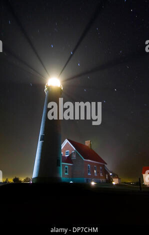 12. Februar 2006; Tawas, MI, USA; Licht von Tawas Point Lighthouse Streifen durch den Nebel in einer sternenklaren Nacht, als der große Wagen-Sets dahinter. Der Nordosten Michigan Leuchtturm befindet sich im Tawas Point State Park, off Highway US 23, und ist 2,5 Meilen südöstlich von East Tawas, MI. Der Park ist ein beliebter Ort für Vogelbeobachter und für die Suche nach dunklen Sternenhimmel und schön vi Stockfoto