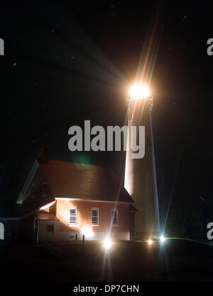 12. Februar 2006; Tawas, MI, USA; Licht von Tawas Point Lighthouse Streifen durch den Nebel in einer sternenklaren Nacht, als der große Wagen-Sets dahinter. Der Nordosten Michigan Leuchtturm befindet sich im Tawas Point State Park, off Highway US 23, und ist 2,5 Meilen südöstlich von East Tawas, MI. Der Park ist ein beliebter Ort für Vogelbeobachter und für die Suche nach dunklen Sternenhimmel und schön vi Stockfoto