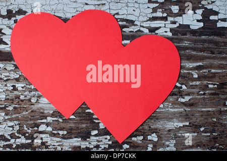 Zwei Papierherzen auf ein altes Holz Stockfoto