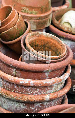 Ein Stapel von alten Terrakotta-Blumentöpfe Stockfoto