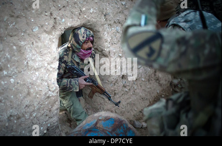 Ein afghanischer Uniform Polizei Offizier ergibt sich aus einer Verbindung während einer Clearing-Operation unter der Leitung von einheitlichen afghanischen Polizisten 8. November 2013 in Acktarhay, Afghanistan. Stockfoto