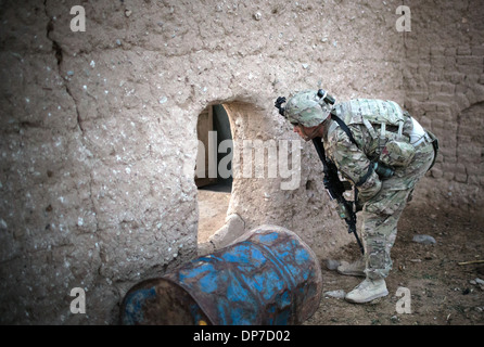 US Army Staff Sgt Raymond Craytor sorgt für Sicherheit während einer Clearing-Operation unter der Leitung von einheitlichen afghanischen Polizisten 8. November 2013 in Acktarhay, Afghanistan. Stockfoto