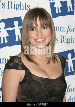 13. November 2006; Los Angeles, Kalifornien, USA;  Schauspielerin MARISKA HARGITAYat 2006 gehalten Bündnis für Kinder Rechte Gala im The Beverly Hilton Hotel. Obligatorische Credit: Foto von Paul Fenton/ZUMA KPA... (©) Copyright 2006 von Paul Fenton Stockfoto