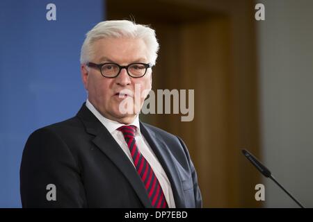 Berlin, Deutschland. 8. Januar 2014. Bundesaußenminister Frank-Walter Steinmeier (SPD) trifft sich mit der schwedische Außenminister Carl Bildt in Berlin und nach dem Treffen geben sie eine gemeinsame Pressekonferenz im deutschen ausländischen Büro in Berlin. / Foto: Frank-Walter Steinmeier (SPD), der deutsche Außenminister in Berlin, am 8. Januar 2014. Reynaldo Paganelli/NurPhoto/ZUMAPRESS.com/Alamy © Live-Nachrichten Stockfoto