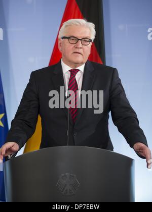 Berlin, Deutschland. 8. Januar 2014. Bundesaußenminister Frank-Walter Steinmeier (SPD) trifft sich mit der schwedische Außenminister Carl Bildt in Berlin und nach dem Treffen geben sie eine gemeinsame Pressekonferenz im deutschen ausländischen Büro in Berlin. / Foto: Frank-Walter Steinmeier (SPD), der deutsche Außenminister in Berlin, am 8. Januar 2014. Reynaldo Paganelli/NurPhoto/ZUMAPRESS.com/Alamy © Live-Nachrichten Stockfoto