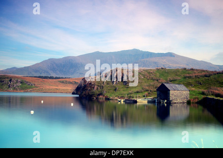 Llyn y Dywarchen, See zum Angeln in der Nähe von Rhyd Ddu, Snowdonia nach oben in Richtung Gipfel des Snowdon, der höchste Berg in Wales Stockfoto