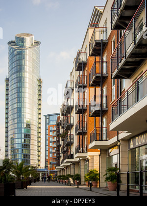 Moderne Wohnungen in Gunwharf Quays Portsmouth mit Nummer eins Gunwharf im Hintergrund speichert Stockfoto