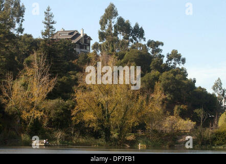14. November 2006; Alameda, CA, USA; Unter einem Baldachin von Herbst färbt den malerischen Blick auf Lake Temescal in Oakland, Kalifornien, Dienstag, 14. November 2006. Obligatorische Credit: Foto von Joanna Jhanda/Contra Costa Times / ZUMA Press. (©) Copyright 2006 von Contra Costa Times Stockfoto