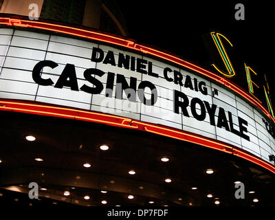 15. November 2006; Baltimore, Maryland, USA; Eine exklusive Vorführung des Casino Royale war im Senator Theater zu Gunsten der Johns-Hopkins-Herz-Institut am Mittwoch statt. Dies ist die vierte Bond-Version auf die Erlöse aus den Vorteil Screening The Dana und Albert R. "Cubby" Broccoli Center für Aortenerkrankungen in der Abteilung für Herzchirurgie an Johns unterstützen wird Stockfoto